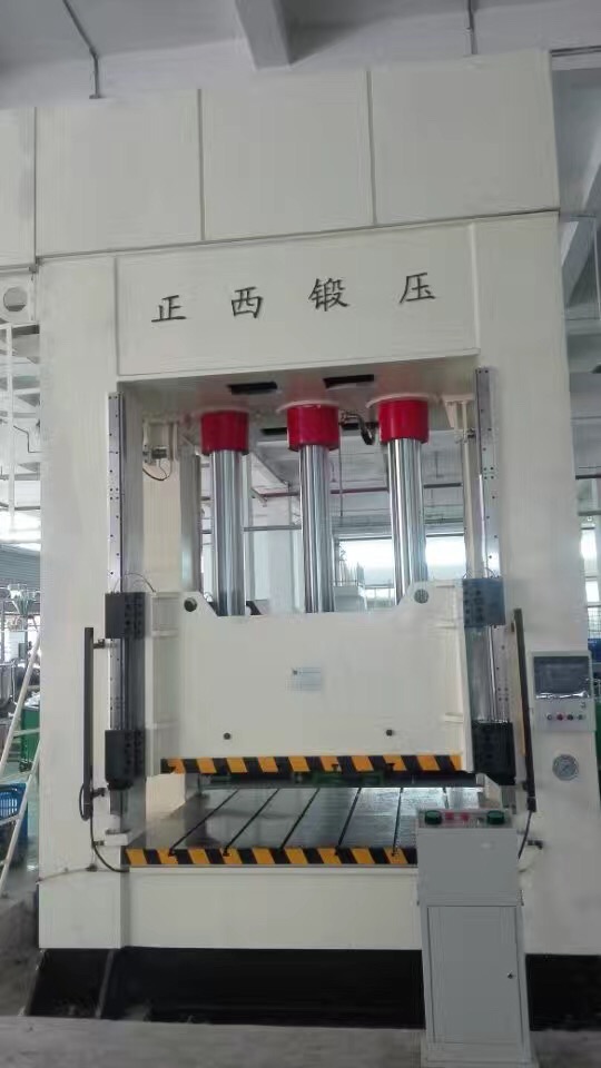 此批設(shè)備為重慶客戶一次性向我公司訂購(gòu)的機(jī)器，在所有公司員工的努力下，我們?cè)谝?guī)定的時(shí)間內(nèi)向客戶交貨并調(diào)試完成。