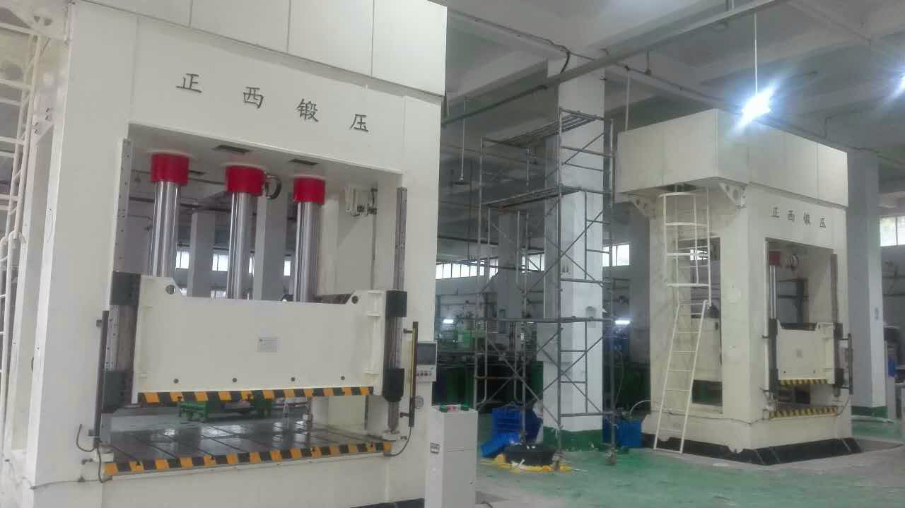 此批設(shè)備為重慶客戶一次性向我公司訂購(gòu)的機(jī)器，在所有公司員工的努力下，我們?cè)谝?guī)定的時(shí)間內(nèi)向客戶交貨并調(diào)試完成。
