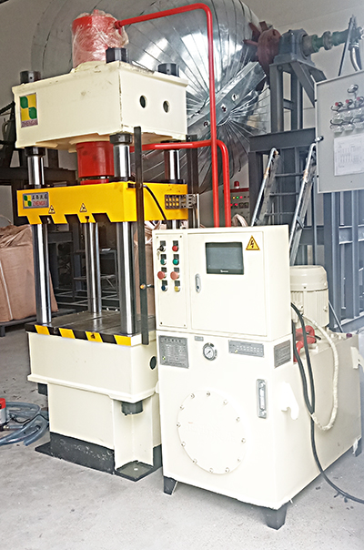 液壓機(jī)定制客戶定制的200噸四柱壓力機(jī)由液壓機(jī)供應(yīng)商成都正西液壓機(jī)供應(yīng)，圓滿交貨！