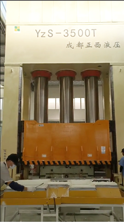 山東淄博液壓機(jī)需求客戶(hù)定制的3500噸框架液壓機(jī)圓滿(mǎn)交貨了，祝賀！